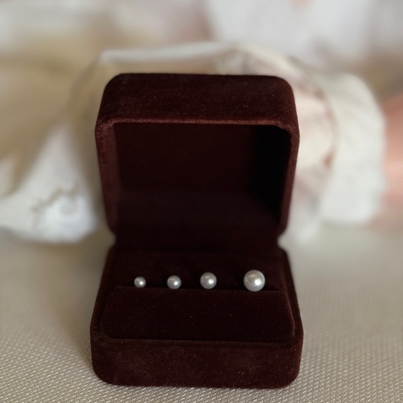 Elegant Pearl Stud Earrings - Picture 2 of 2